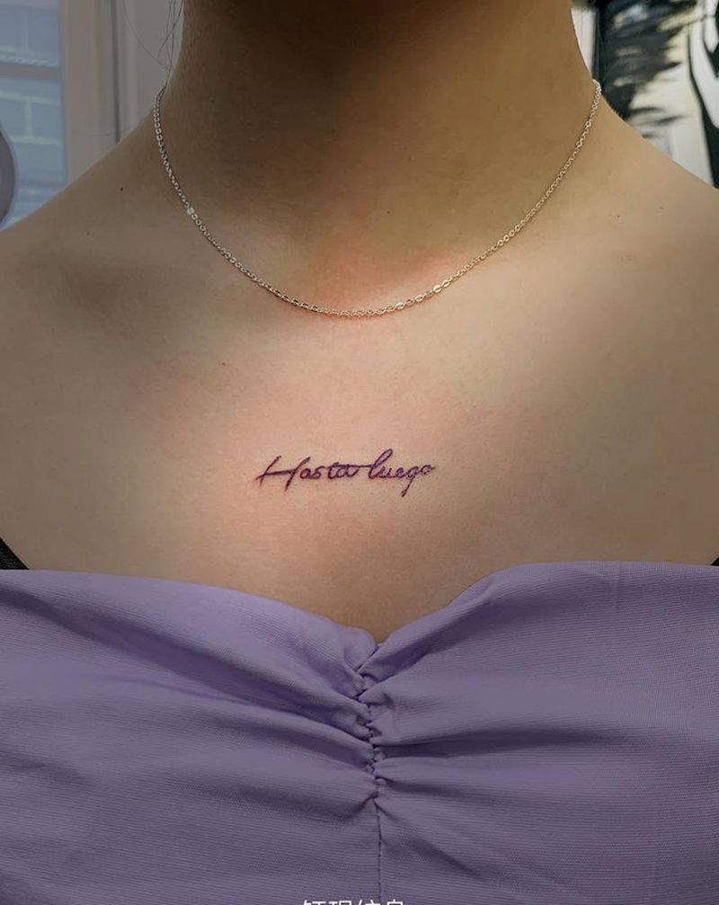 胸口紫色小字纹身图片_胸部纹身图案