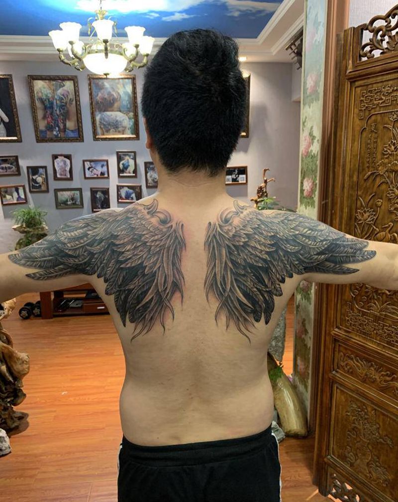 翅膀纹身纹身图片_背部新传统纹身图案