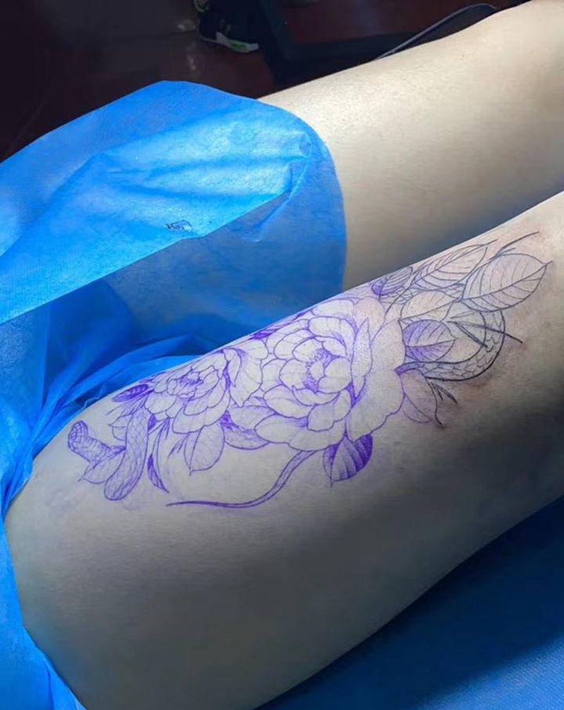 素花与蛇纹身图片_腿部点刺纹身图案