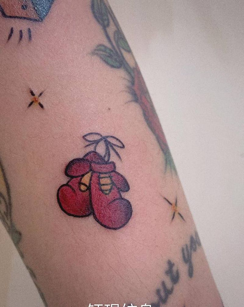 小拳击手套纹身图片_Old School纹身图案