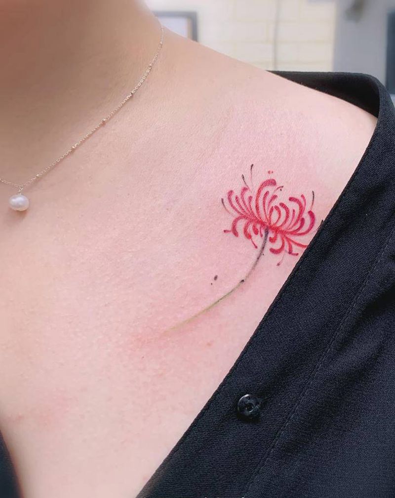 锁骨彼岸花纹身图片_胸部纹身图案