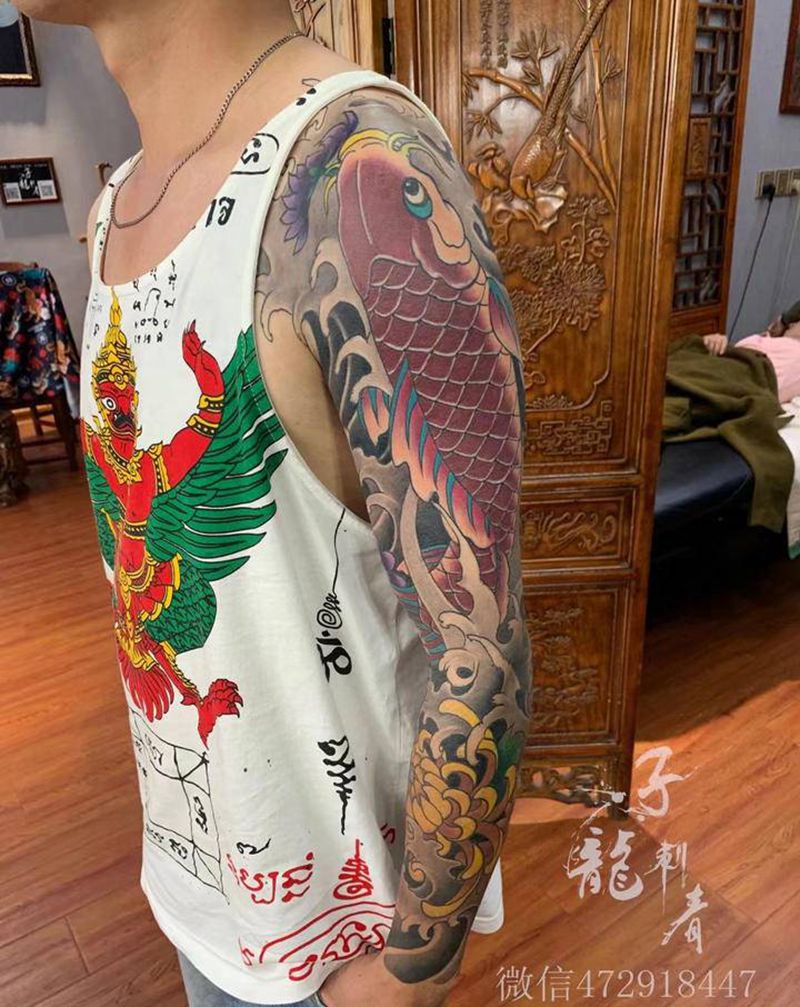 鲤鱼菊花花臂纹身图片_手臂新传统纹身图案