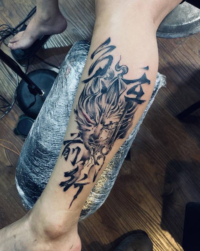 负重前行纹身图片_腿部纹身图案