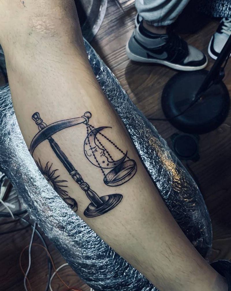 天秤纹身图片_腿部纹身图案