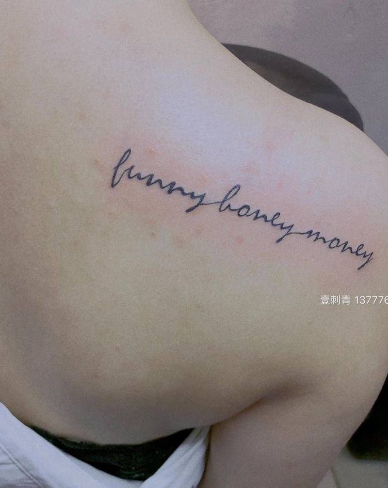 后背字母纹身图片_背部纹身图案