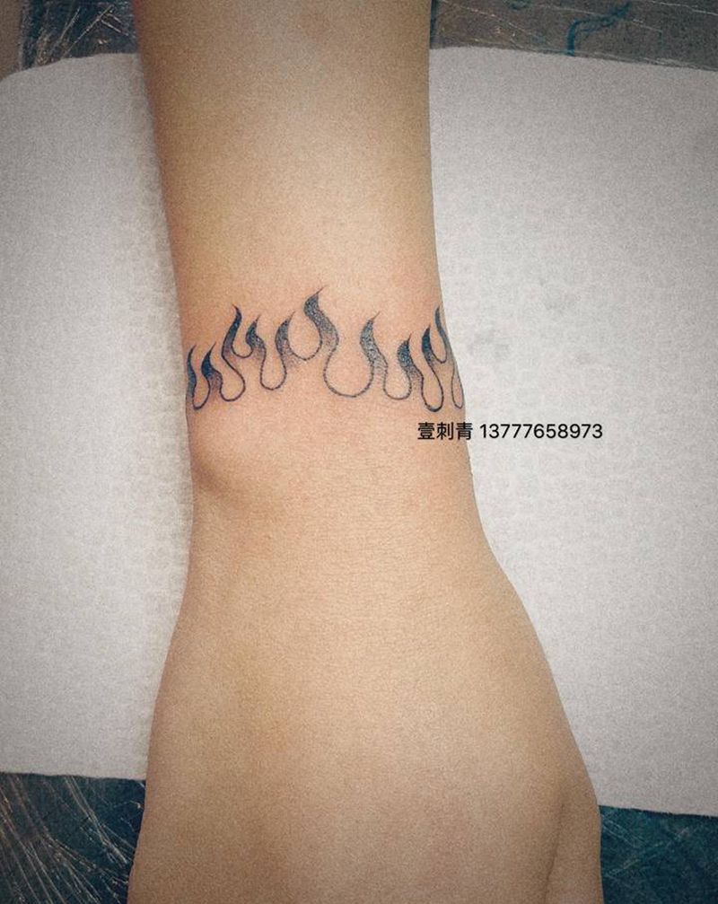 手腕火焰纹身图片_手部纹身图案