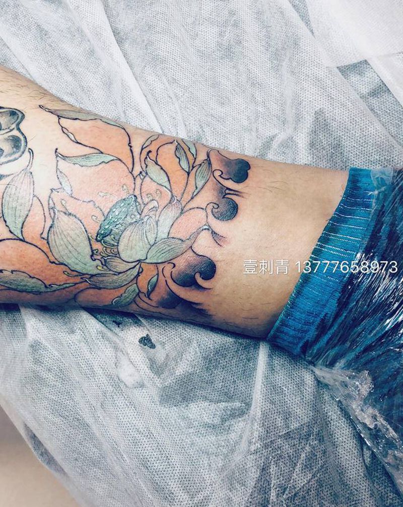 添加荷花纹身图片_脚部纹身图案