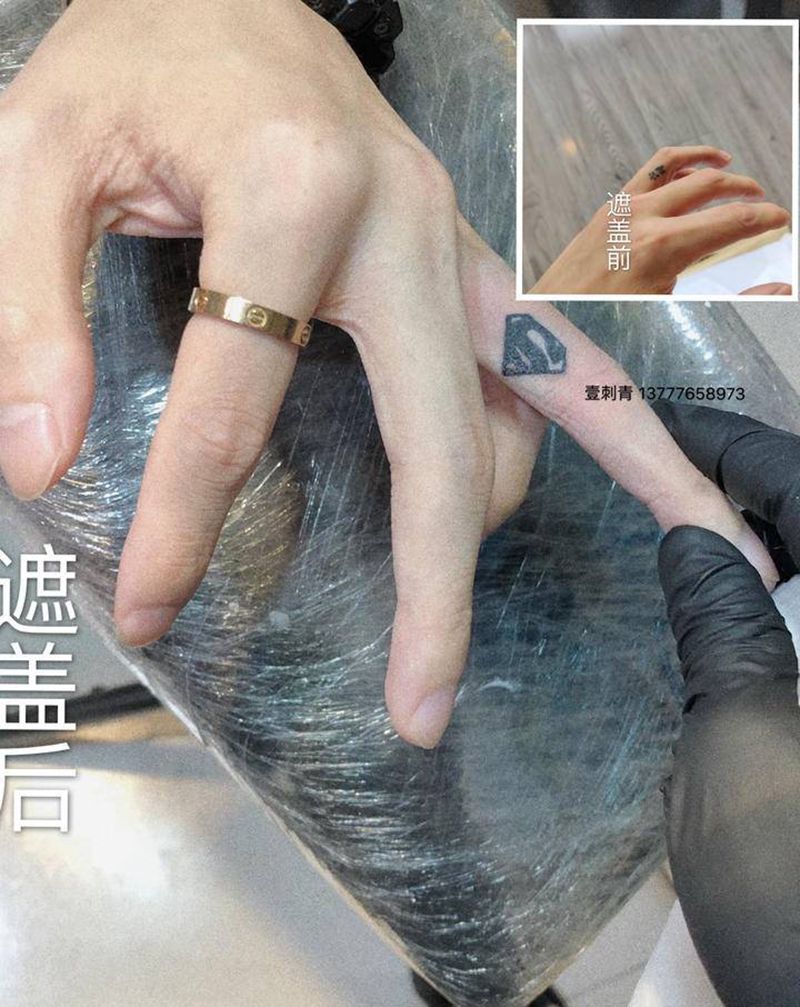 手指遮盖纹身图片_手部纹身图案