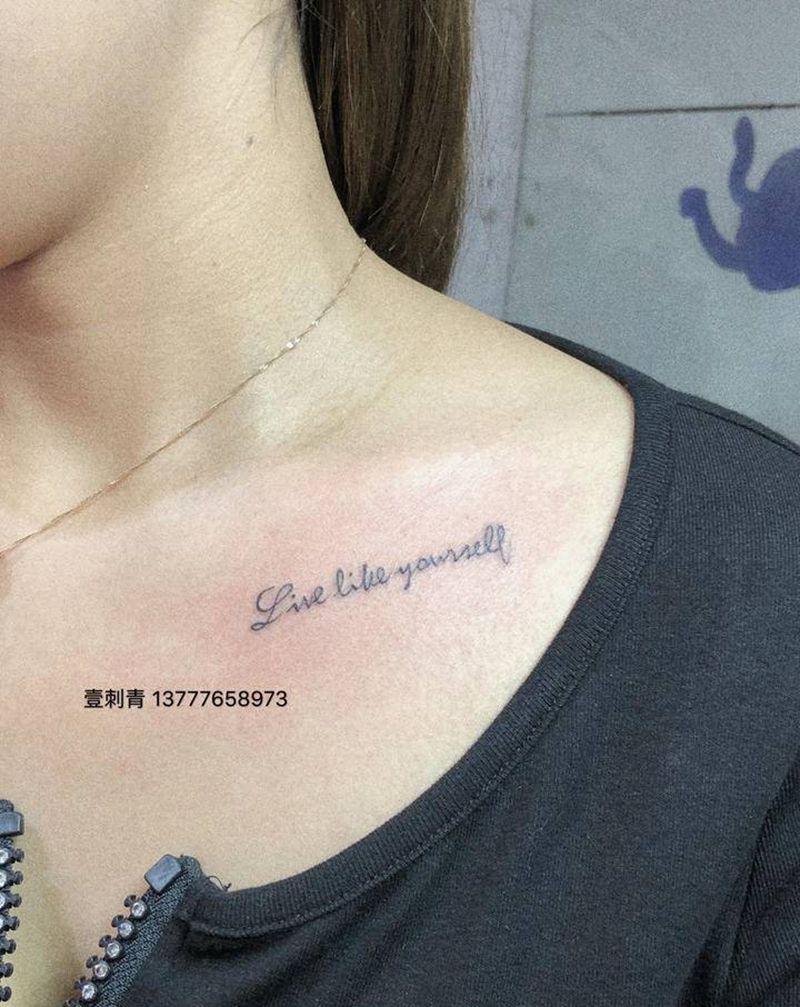 锁骨字母纹身图片_肩部纹身图案