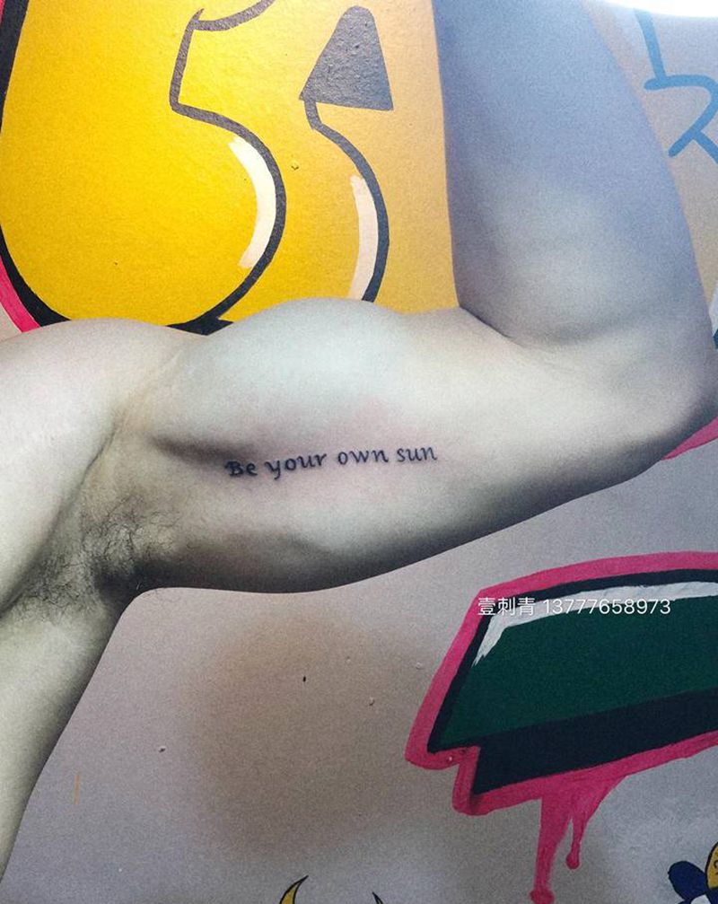 小小字母纹身图片_手臂纹身图案