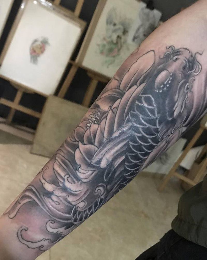 锦鲤遮盖纹身图片_手臂纹身图案