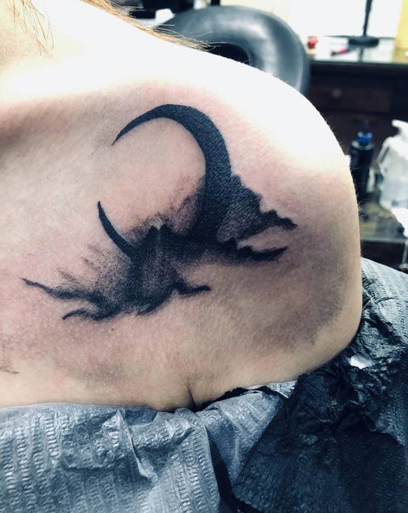 月亮纹身图片_颈部纹身图案