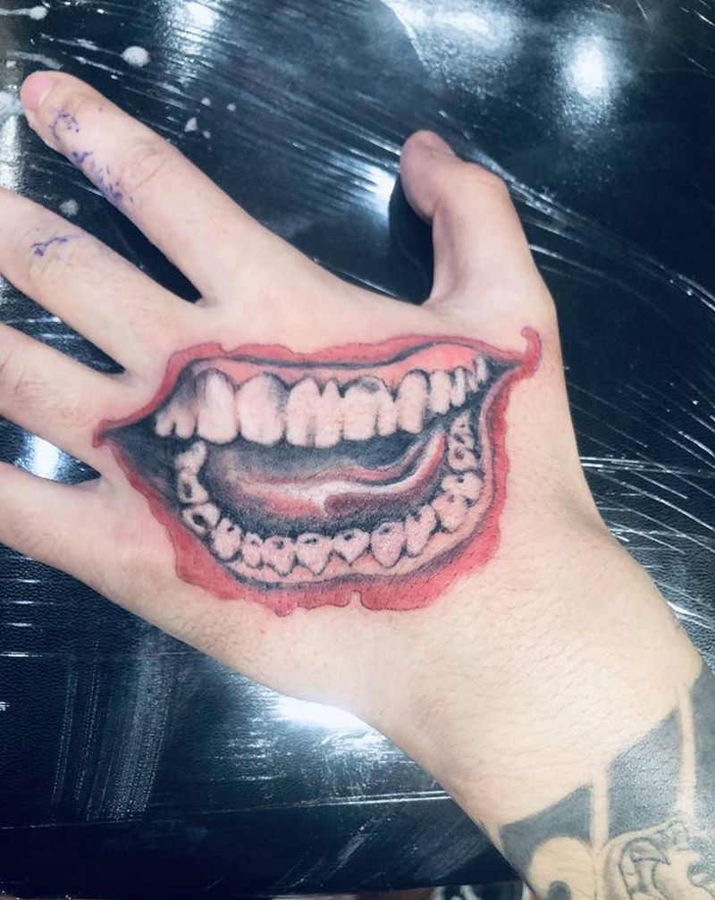 大嘴纹身图片_手部纹身图案