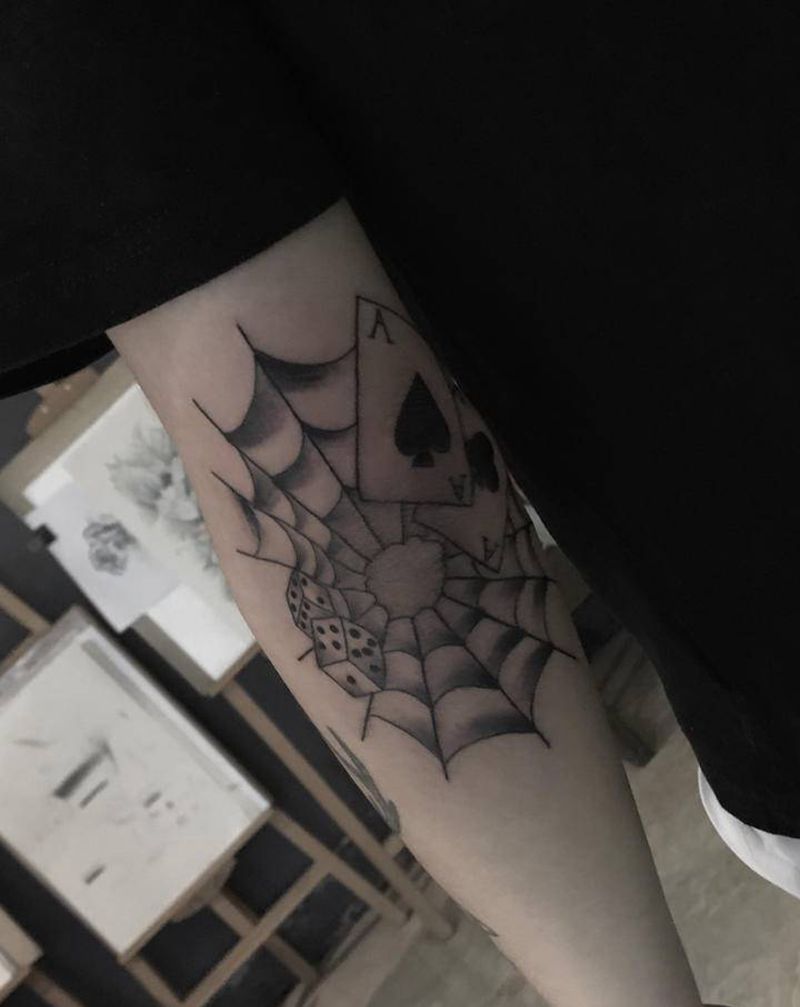 小网纹身图片_手臂纹身图案