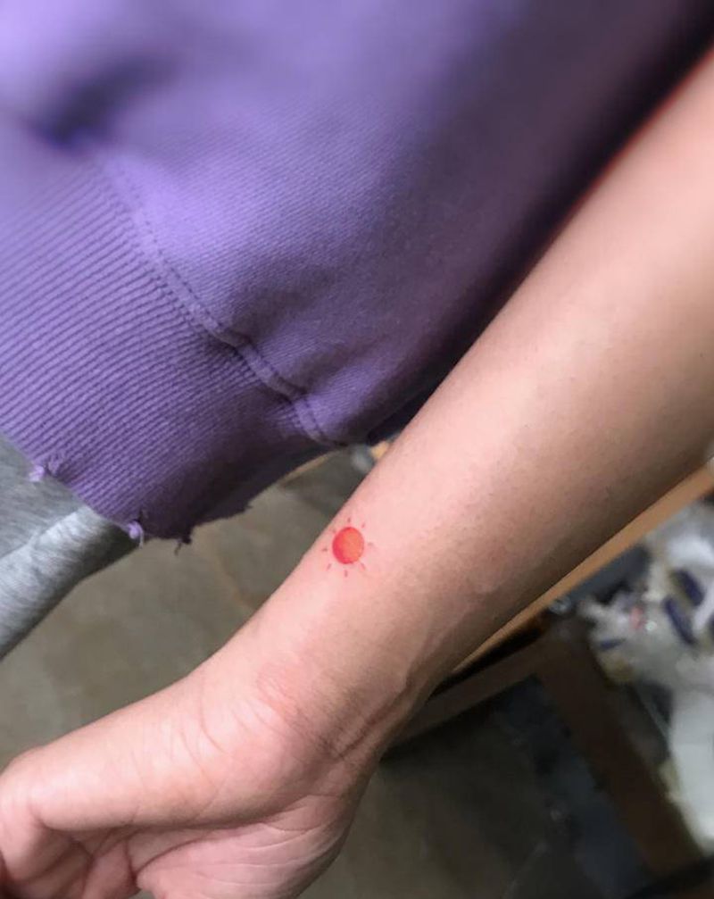 太阳纹身图片_手部纹身图案