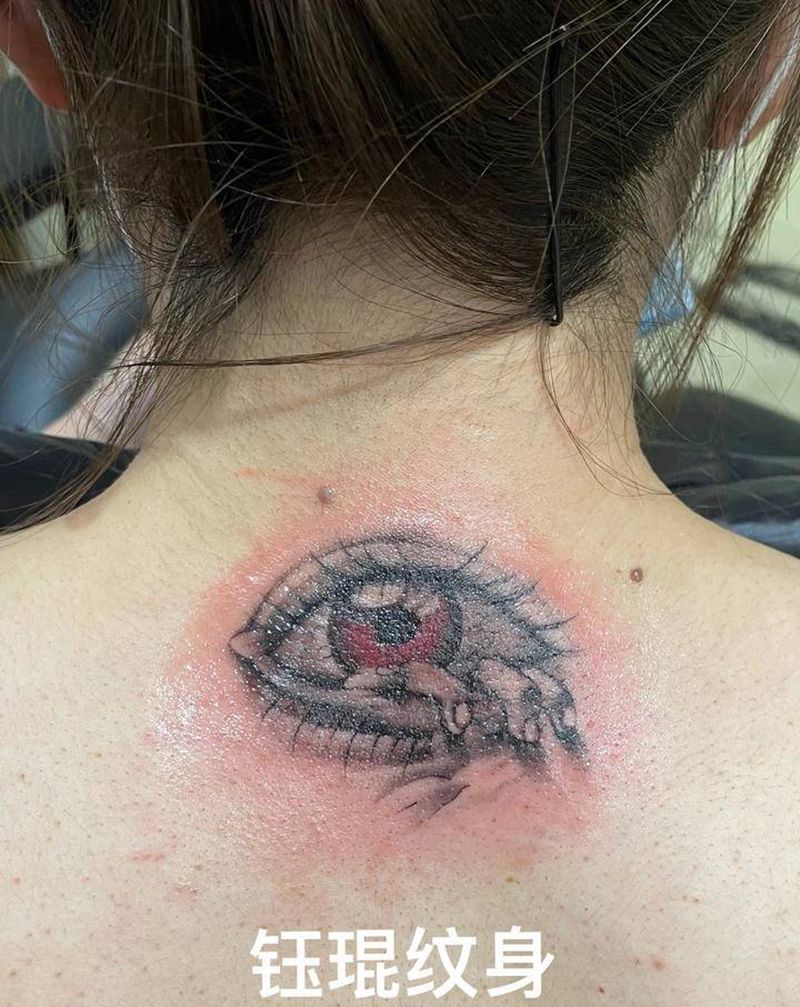 颈部眼睛纹身图片_颈部欧美写实纹身图案