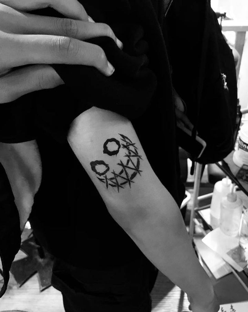 笑脸纹身图片_手臂纹身图案