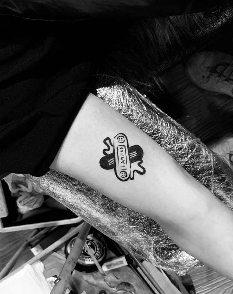 创口贴纹身图片_手臂纹身图案