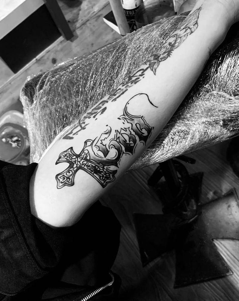 小花体纹身图片_手臂纹身图案