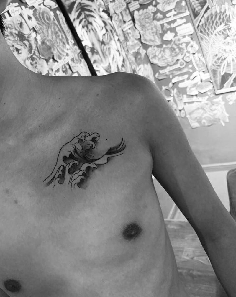 浪纹身图片_胸部纹身图案