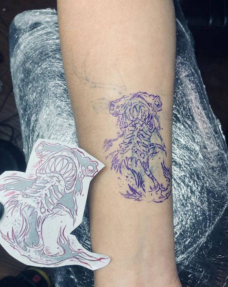 覆盖，设计了异形，星空，宇航员纹身图片_手臂纹身图案