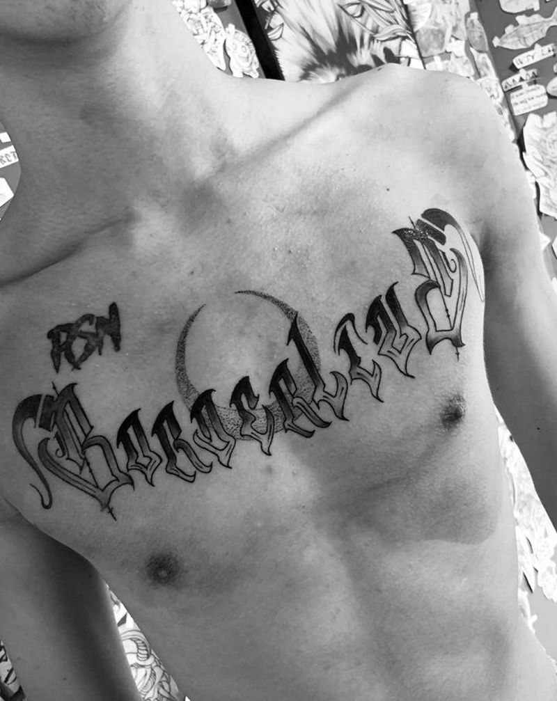 小花胸纹身图片_胸部纹身图案