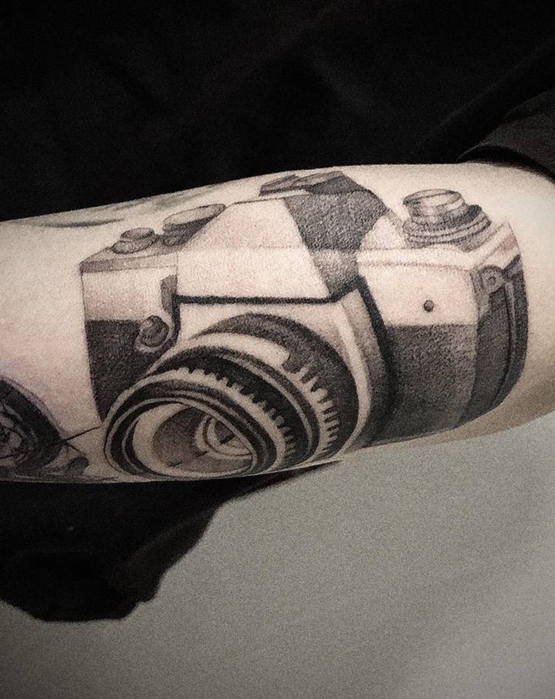 摄影机中的摩托车纹身图片_手部欧美写实点刺照相机摩托车纹身图案