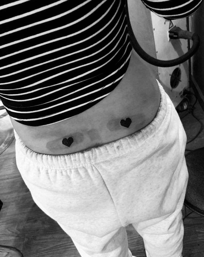 小图纹身图片_臀部纹身图案