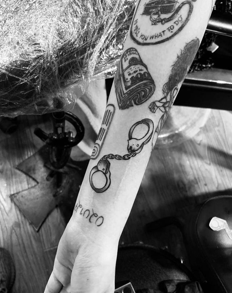 手铐纹身图片_手臂纹身图案
