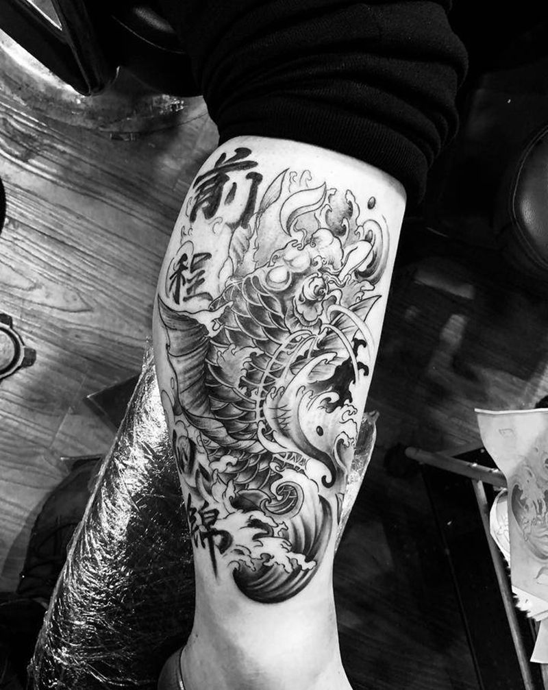 小鲫鱼纹身图片_腿部纹身图案