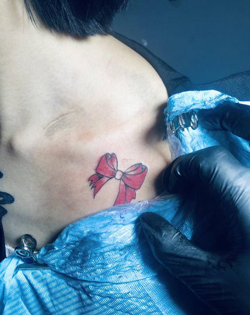 蝴蝶结纹身图片_颈部纹身图案