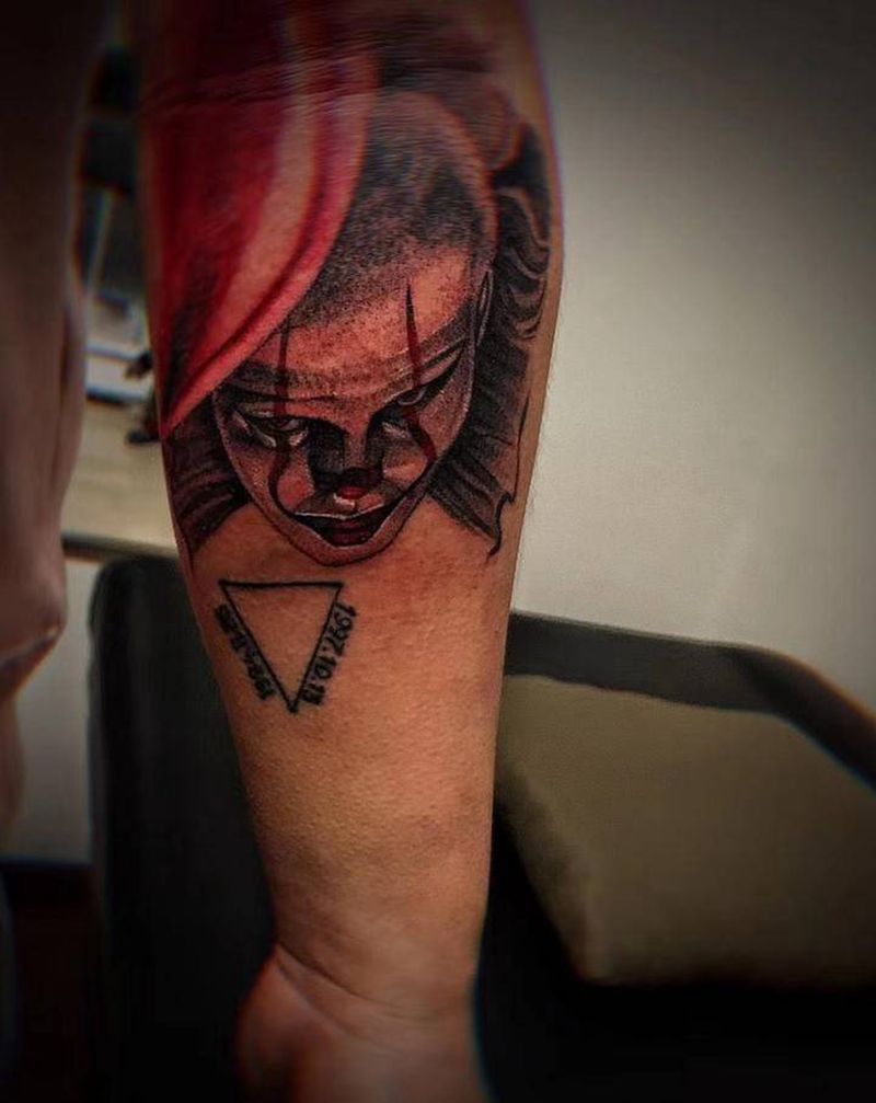 小丑回魂纹身图片_手部欧美写实点刺暗黑小丑纹身图案