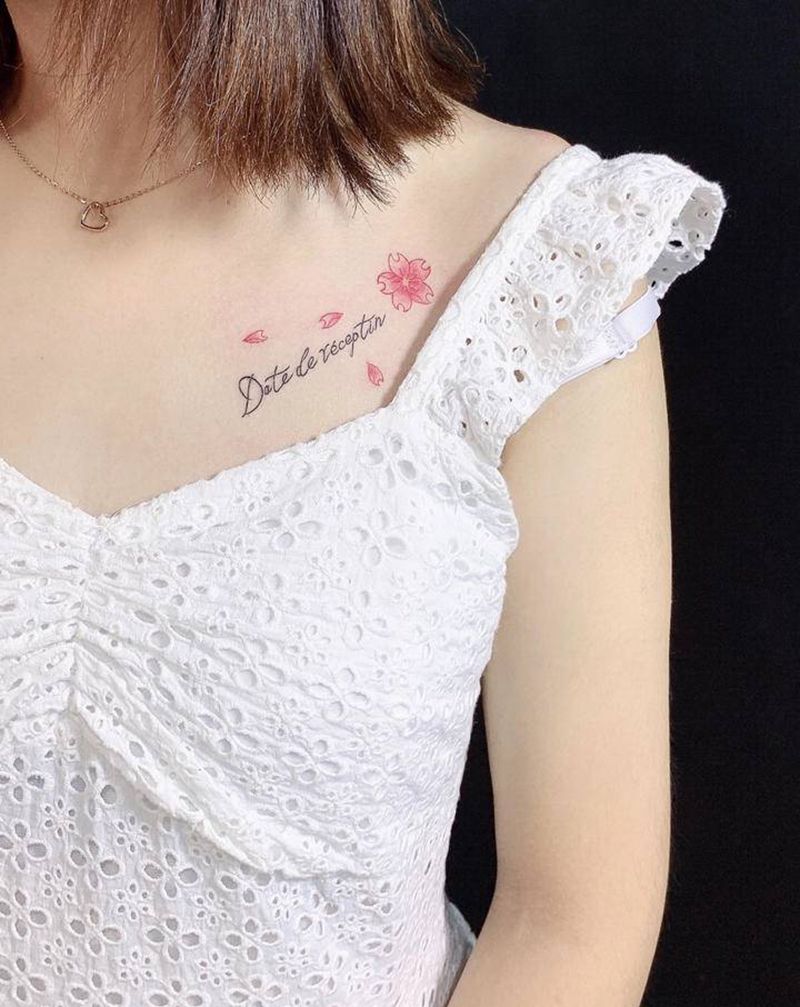 锁骨纹身纹身图片_肩部花体字锁骨小清新纹身图案