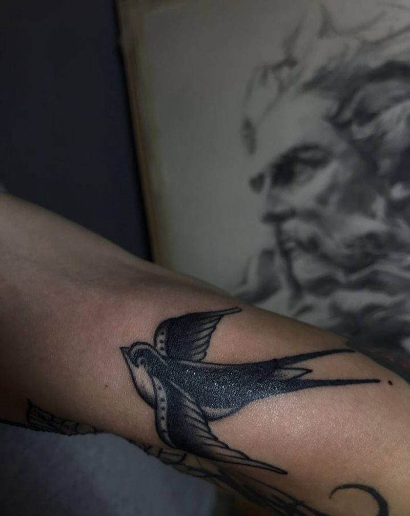 燕子纹身图片_手臂Old School纹身图案