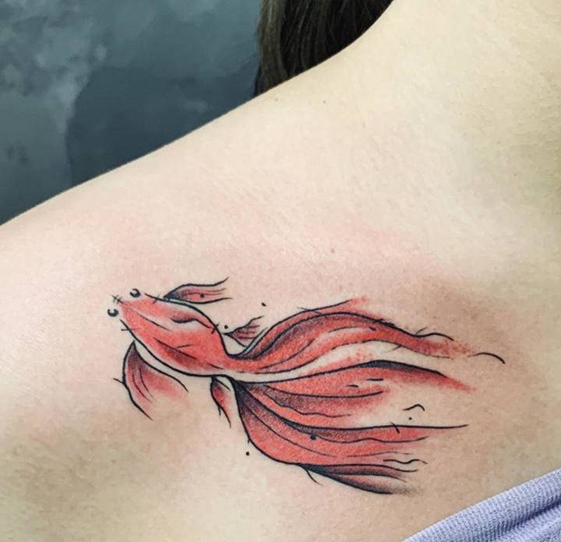 小金鱼 水墨风纹身图片_肩部胸部水墨新传统纹身图案