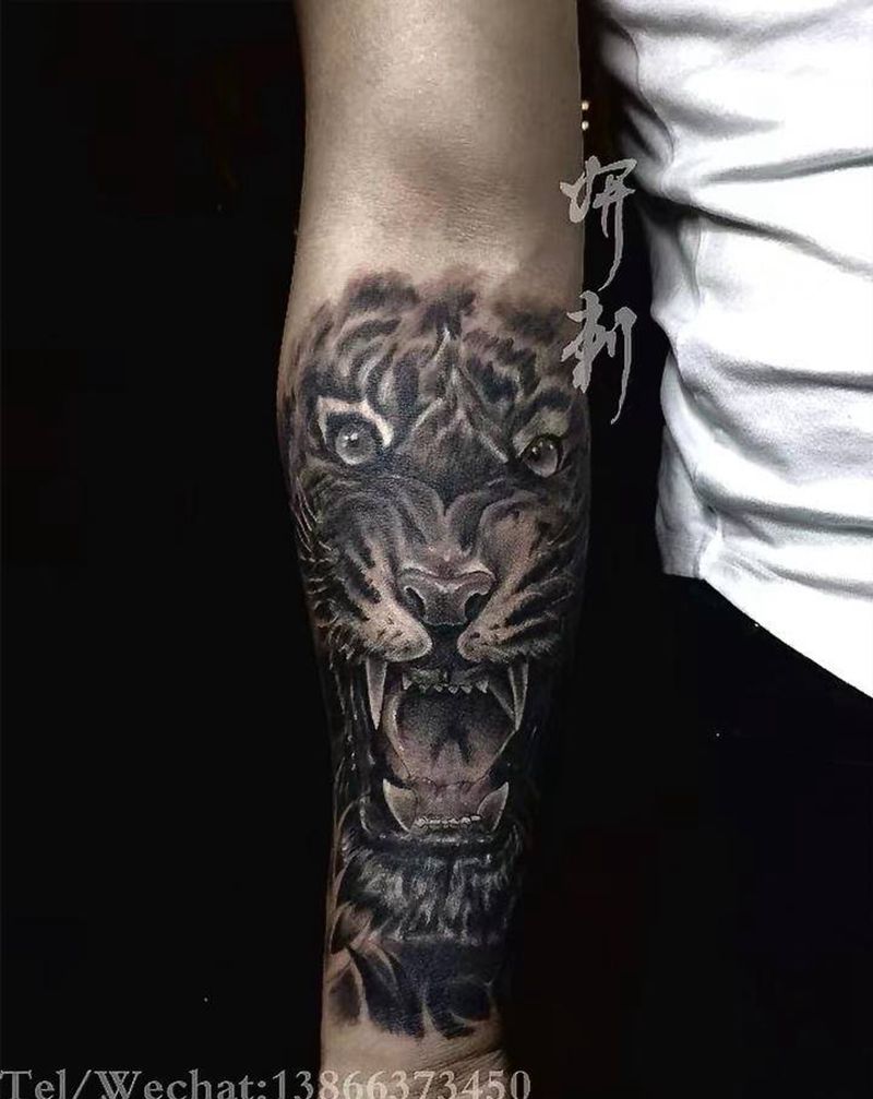 老虎纹身图片_手臂欧美写实黑灰纹身图案