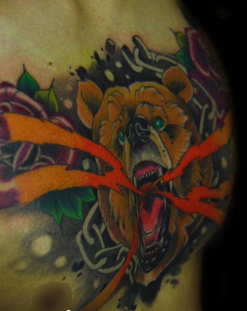 school 花胸纹身图片_胸部Old SchoolNew School熊花纹身图案