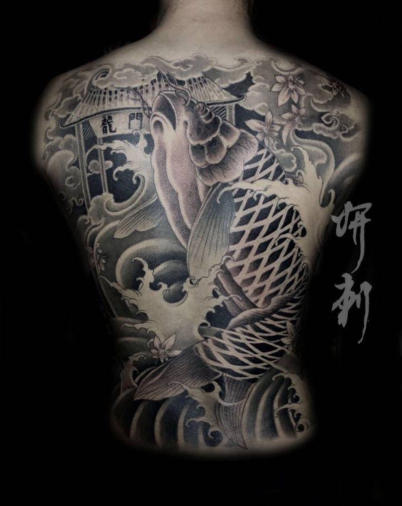 满背 鲤鱼跃龙门纹身图片_背部老传统新传统黑灰鲤鱼纹身图案
