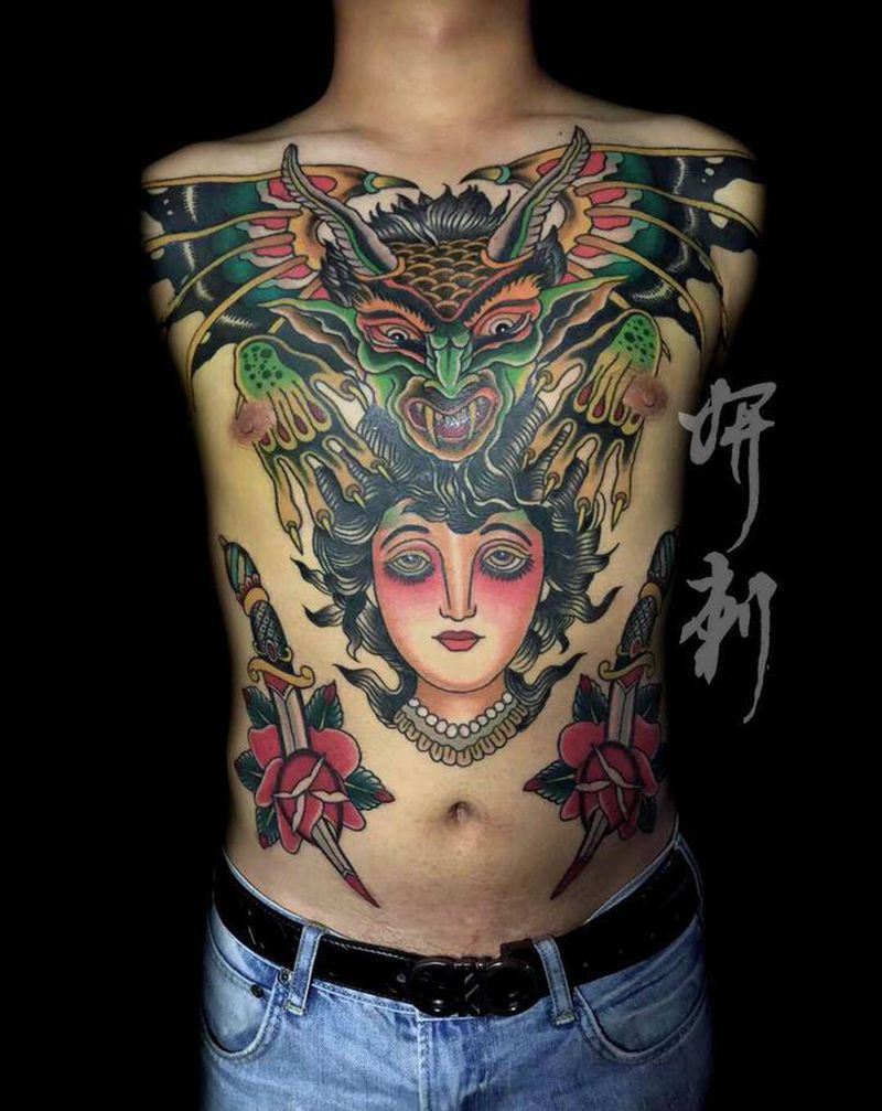 school 花胸纹身图片_胸部Old SchoolNew School匕首 花纹身图案