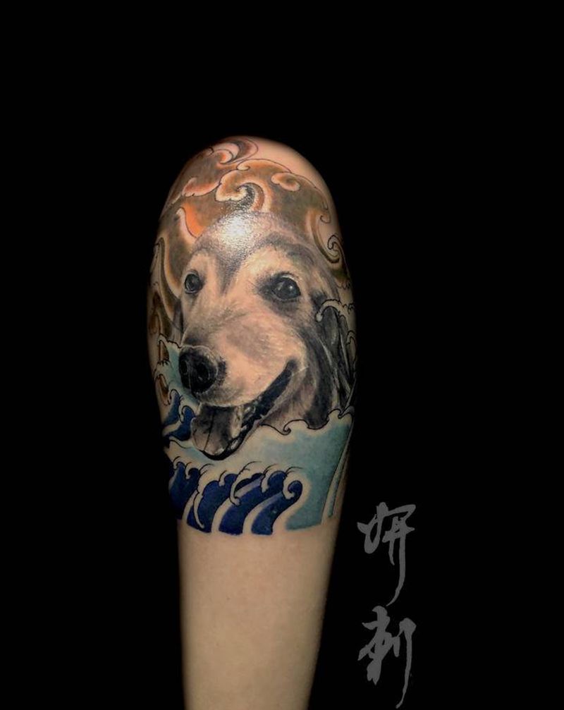 客人家的狗纹身图片_手臂老传统新传统狗狗水浪云雾纹身图案