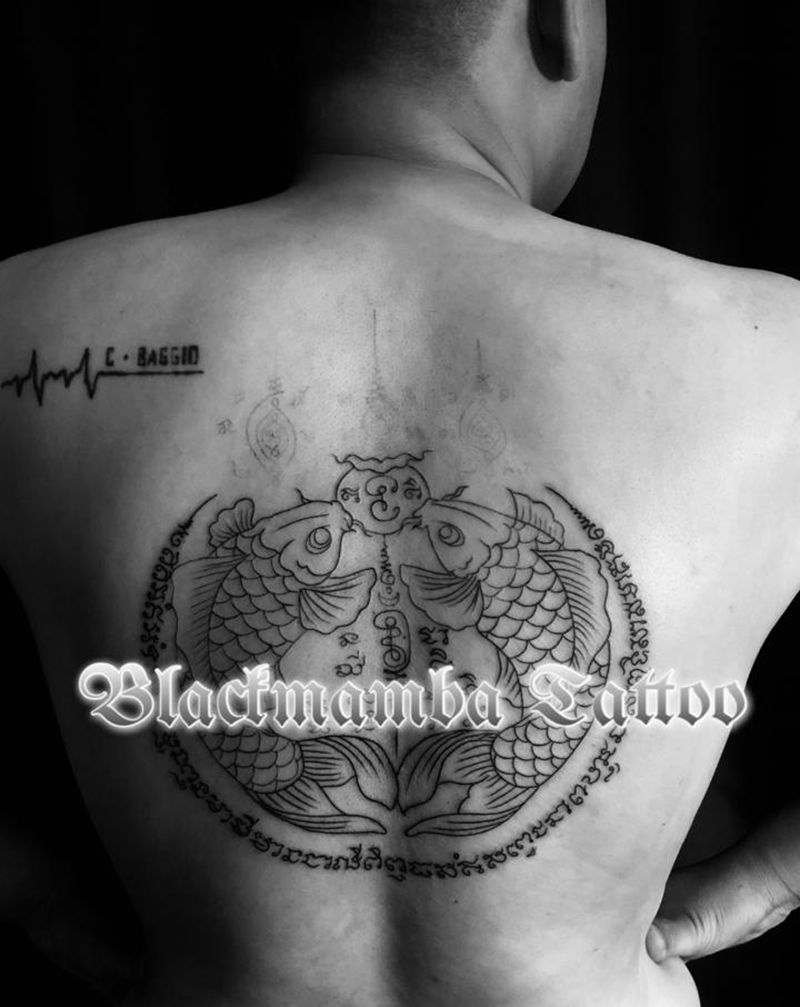 刺符纹身图片_背部新传统字符鱼纹身图案