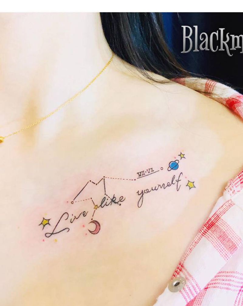 水瓶座纹身图片_胸部水彩小清新星座纹身图案