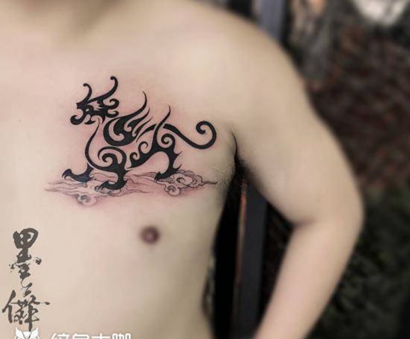 胸口Tattoo纹身图片_胸部白泽纹身图案