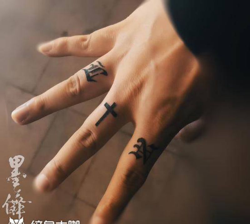 字母Tattoo纹身图片_手部字母纹身图案