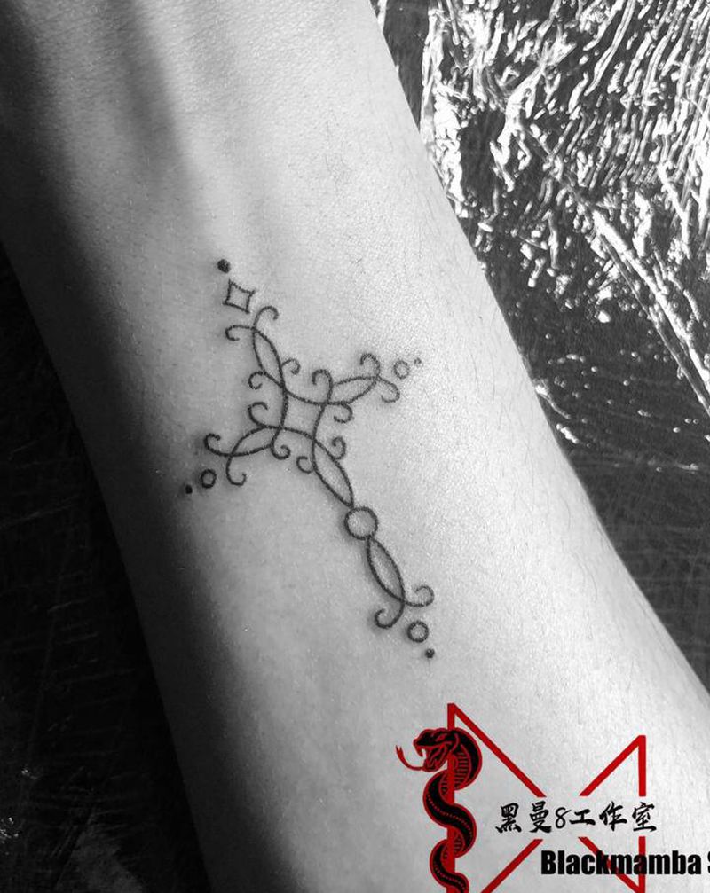 十字架纹身图片_手臂几何十字架勾花纹身图案