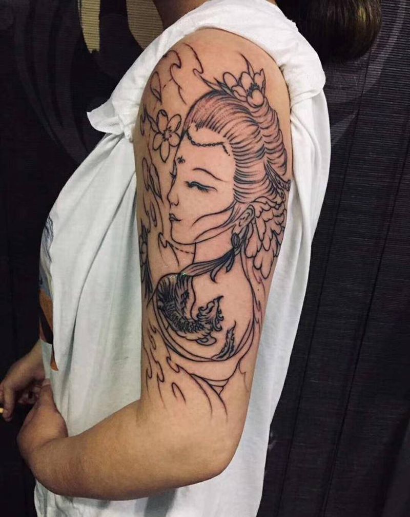 大臂艺伎线条纹身图片_手臂新传统纹身图案