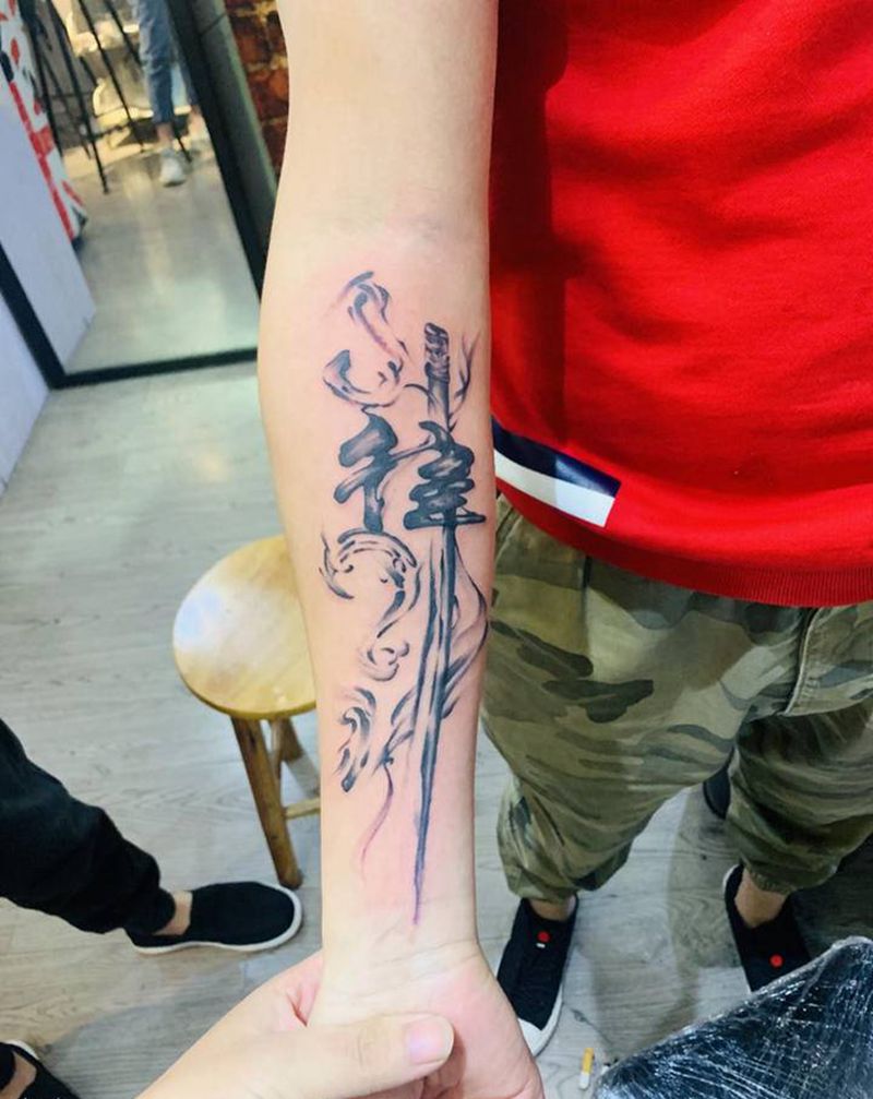 自带图纹身图片_手部手臂水墨花体字小臂字花体字纹身图案