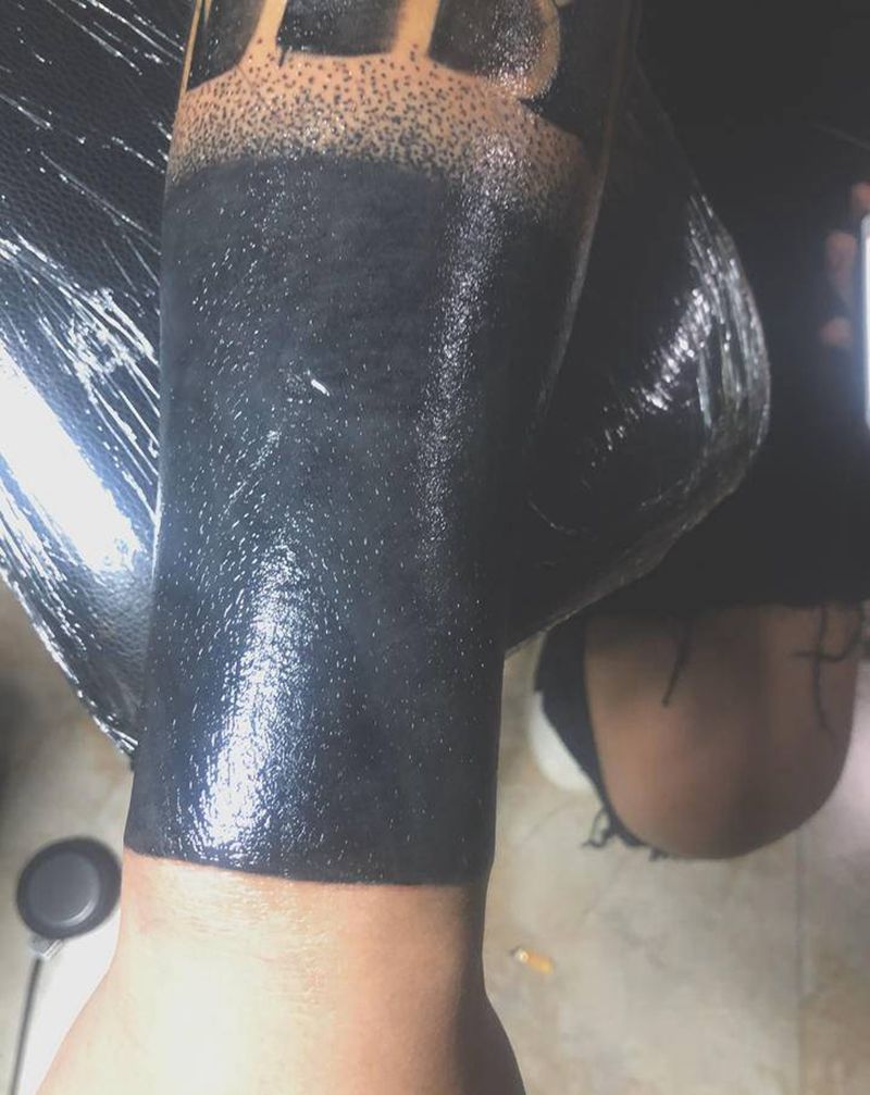 黑臂纹身图片_手臂图腾水墨黑臂纹身图案