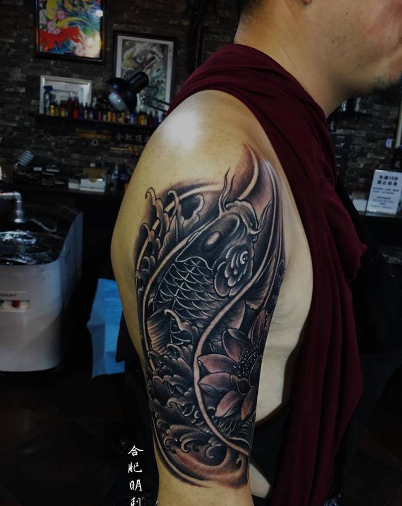 鲤鱼纹身图片_手臂新传统纹身图案