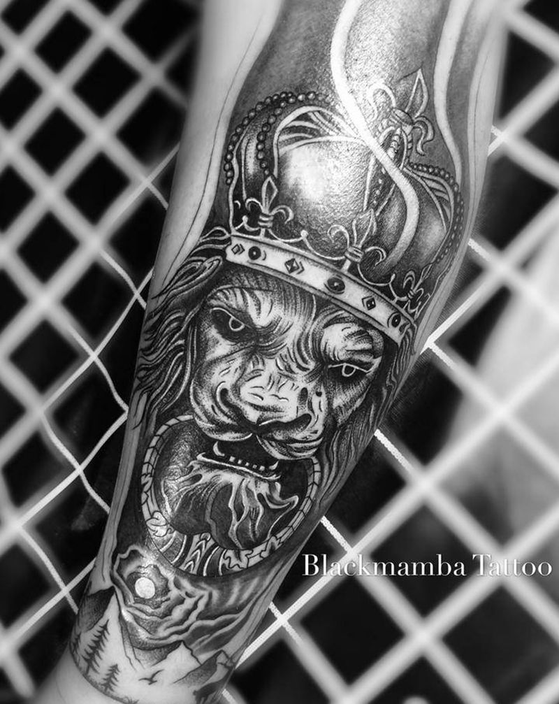 狮子王纹身图片_腿部欧美写实狮子森林之王纹身图案